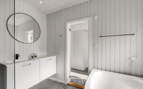 Giesela - 975M from the Sea: Sol, Mur, Luminaire Plomberie, Sol, Bois, Design Intérieur, Salle De Bains, Plomberie, Plafond, Robinet