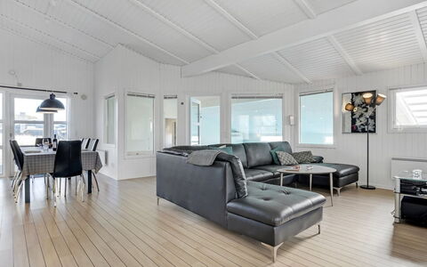 Saku - 495M to the Fjord: Parquet, Sol, Sol, Bois, Plafond, Design Intérieur, Revêtement De Sol Stratifié, Salon, Dur, Canapé