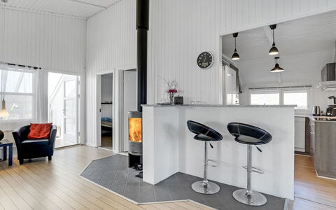 Saku - 495M to the Fjord: Sol, Design Intérieur, Sol, Plafond, Meubles, Parquet, Éclairage, Pièce, Électroménager, Cuisine