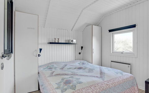 Saku - 495M to the Fjord: Bois, Chambre, Plafond, Domicile, Lit, Sol, Drap De Lit, Literie, Cadre De Lit, Dur