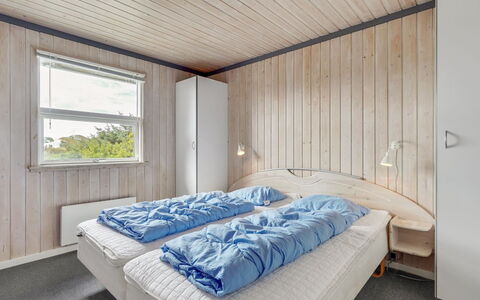 Anthonette - from the Sea: Bois, Chambre, Lit, Drap De Lit, Plafond, Literie, Cadre De Lit, Sol, Dur, Tache De Bois