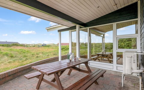 Eugenie - 450M from the Sea: Bois, Plafond, Porche, Domicile, Porte, Dur, Tache De Bois, Chalet, Parquet, Planche