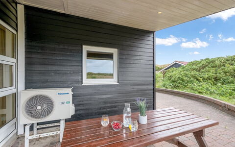 Eugenie - 450M from the Sea: Bois, Plafond, Sol, Sol, Domicile, Dur, Composite, Planche, Tache De Bois, Porte