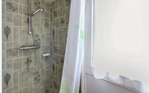 Annelotte - from the Sea: Salle De Bains, Rideau De Douche, Luminaire Plomberie, Design Intérieur, Sol, Sol, Douche, Rideau, Plomberie, Tuile