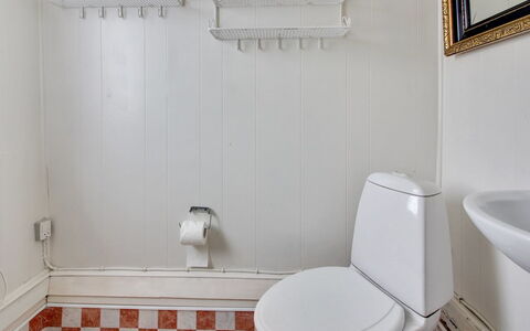 Annelotte - from the Sea: Siège De Toilette, Salle De Bains, Luminaire Plomberie, Sol, Toilette, Sol, Design Intérieur, Évier, Lavabo, Tuile
