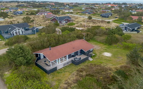 Andrie - 800M from the Sea: Chalet, Jardin, Siding, Batiments Jardin, Ombre, Cour, Arrière-Cour, Pelouse, Ferme, Aménagement Paysager