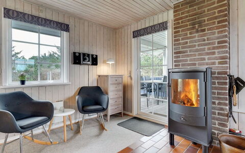 Maikel - 900M from the Sea: Herbe, Maison, Toit, Domicile, Chalet, Arbuste, Lot Terre, Zone Rurale, Ferme, Couverture De Sol
