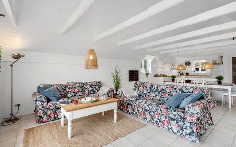 Annielle - from the Sea: Meubles, Canapé, Design Intérieur, Sol, Bois, Sol, Table, Plafond, Salon, Pièce