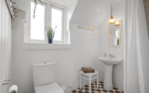 Annielle - from the Sea: Salle De Bains, Luminaire Plomberie, Mur, Sol, Sol, Toilette, Siège De Toilette, Blanc, Design Intérieur, Évier