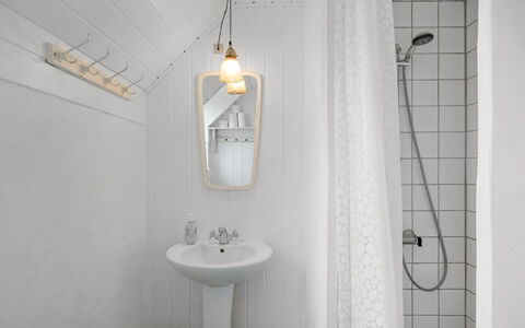 Annielle - from the Sea: Maison, Domicile, Toit, Chalet, Arbuste, Siding, Porte, Jardin, Ferme