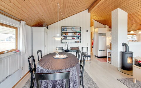 Olufdine - 400M from the Sea: Maison, Domicile, Toit, Chalet, Arbuste, Siding, Porte, Jardin, Ferme