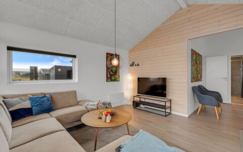 Tola - 450M from the Sea: Sol, Bois, Sol, Design Intérieur, Plafond, Pièce, Canapé, Salon, Parquet, Domicile