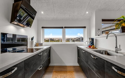Tola - 450M from the Sea: Cuisine, Comptoir, Plafond, Sol, Principaux Appliance, Appareil De Cuisine, Design Intérieur, Électroménager, Cabinetry, Sol
