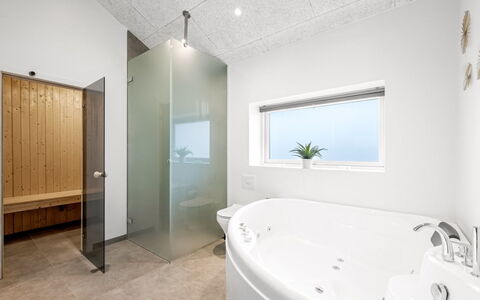 Tola - 450M from the Sea: Luminaire Plomberie, Salle De Bains, Sol, Design Intérieur, Plafond, Sol, Baignoire, Éclairage, Plomberie, Robinet
