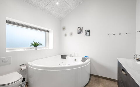 Tola - 450M from the Sea: Luminaire Plomberie, Salle De Bains, Baignoire, Design Intérieur, Sol, Plafond, Sol, Robinet, Plomberie, Éclairage