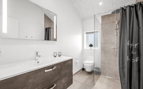 Tola - 450M from the Sea: Sol, Sol, Luminaire Plomberie, Design Intérieur, Armoire De Toilette, Plomberie, Salle De Bains, Plafond, Robinet, Miroir