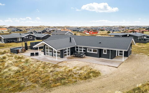 Tola - 450M from the Sea: Maison, Toit, Domicile, Chalet, Cabanon, Batiments Jardin, Siding, Cour, Cabane En Rondins, Cabane