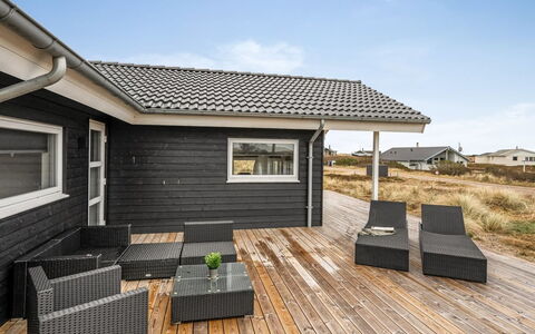 Tola - 450M from the Sea: Maison, Toit, Domicile, Chalet, Cabanon, Batiments Jardin, Siding, Cour, Cabane En Rondins, Cabane