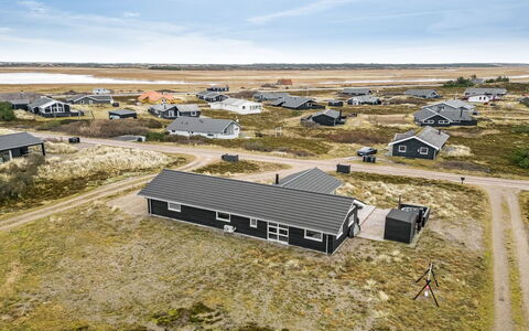 Tola - 450M from the Sea: Maison, Toit, Domicile, Chalet, Cabanon, Batiments Jardin, Siding, Cour, Cabane En Rondins, Cabane