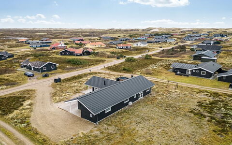 Tola - 450M from the Sea: Maison, Toit, Domicile, Chalet, Cabanon, Batiments Jardin, Siding, Cour, Cabane En Rondins, Cabane