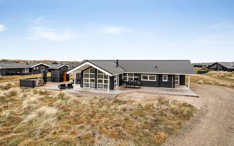 Tola - 450M from the Sea: Maison, Toit, Domicile, Chalet, Cabanon, Batiments Jardin, Siding, Cour, Cabane En Rondins, Cabane