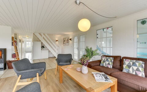 Matrona - 750M from the Sea: Sol, Meubles, Bois, Sol, Design Intérieur, Parquet, Plafond, Canapé, Table, Domicile