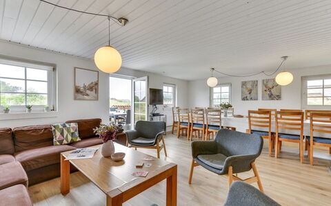 Matrona - 750M from the Sea: Bois, Meubles, Domicile, Sol, Dur, Porte, Tache De Bois, Chaise, Table Cuisine Et Salle A Manger, Parquet