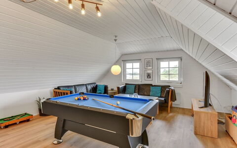 Matrona - 750M from the Sea: Chalet, Domicile, Maison, Toit, Porche, Biens, Siding, Batiments Jardin, Ferme, Cour