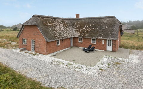 Matrona - 750M from the Sea: Chalet, Domicile, Maison, Toit, Porche, Biens, Siding, Batiments Jardin, Ferme, Cour