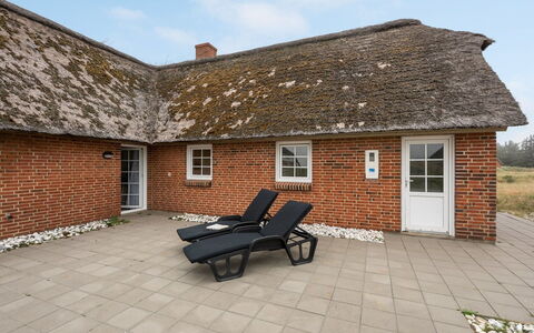 Matrona - 750M from the Sea: Chalet, Domicile, Maison, Toit, Porche, Biens, Siding, Batiments Jardin, Ferme, Cour