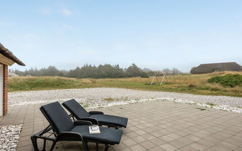 Matrona - 750M from the Sea: Chalet, Domicile, Maison, Toit, Porche, Biens, Siding, Batiments Jardin, Ferme, Cour
