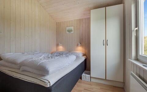 Suometar - 400M from the Sea: Chambre, Lit, Bois, Drap De Lit, Design Intérieur, Sol, Literie, Plafond, Sol, Cadre De Lit