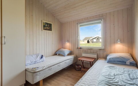 Suometar - 400M from the Sea: Bois, Chambre, Domicile, Lit, Cadre De Lit, Drap De Lit, Dur, Literie, Planche, Tache De Bois