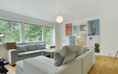 Flor - 900M from the Sea: Meubles, Design Intérieur, Sol, Canapé, Sol, Mur, Salon, Plafond, Bois, Pièce