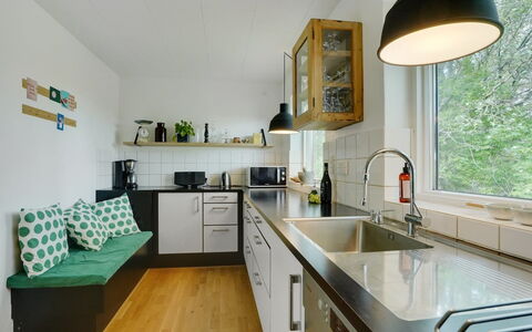 Flor - 900M from the Sea: Cuisine, Comptoir, Appareil De Cuisine, Design Intérieur, Meubles, Sol, Bois, Plafond, Principaux Appliance, Sol