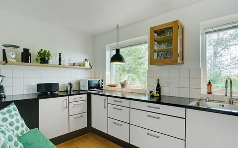 Flor - 900M from the Sea: Cuisine, Comptoir, Design Intérieur, Sol, Appareil De Cuisine, Cabinetry, Bois, Sol, Evier, Meubles