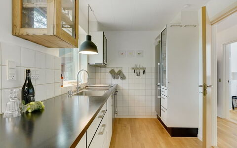 Flor - 900M from the Sea: Cuisine, Comptoir, Sol, Design Intérieur, Bois, Cabinetry, Plafond, Luminaire, Sol, Meubles