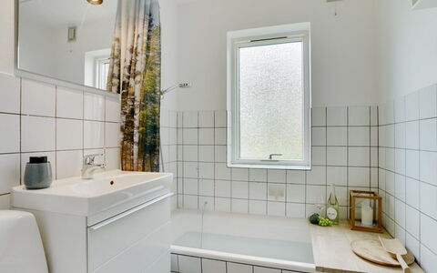 Flor - 900M from the Sea: Mur, Sol, Luminaire Plomberie, Design Intérieur, Sol, Salle De Bains, Plomberie, Robinet, Tuile, Composite
