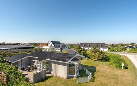 Majgull - 150M from the Sea: Maison, Domicile, Porte, Toit, Chalet, Biens, Jardin, Ombre, Siding, Cour