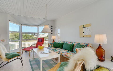 Majgull - 150M from the Sea: Maison, Domicile, Porte, Toit, Chalet, Biens, Jardin, Ombre, Siding, Cour
