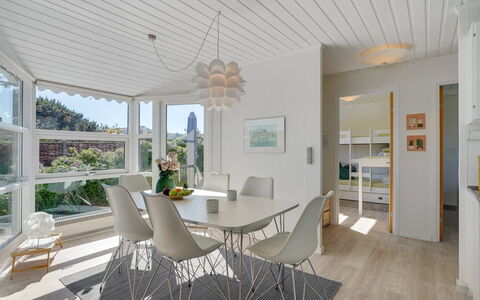 Majgull - 150M from the Sea: Maison, Domicile, Porte, Toit, Chalet, Biens, Jardin, Ombre, Siding, Cour