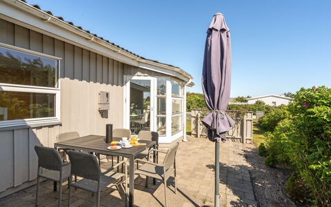 Majgull - 150M from the Sea: Maison, Domicile, Porte, Toit, Chalet, Biens, Jardin, Ombre, Siding, Cour