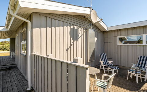 Majgull - 150M from the Sea: Maison, Domicile, Porte, Toit, Chalet, Biens, Jardin, Ombre, Siding, Cour