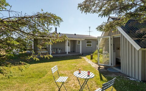 Majgull - 150M from the Sea: Maison, Domicile, Porte, Toit, Chalet, Biens, Jardin, Ombre, Siding, Cour