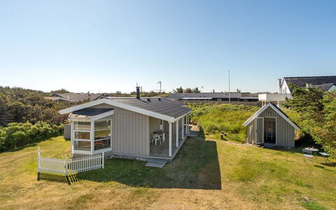Majgull - 150M from the Sea: Maison, Domicile, Porte, Toit, Chalet, Biens, Jardin, Ombre, Siding, Cour