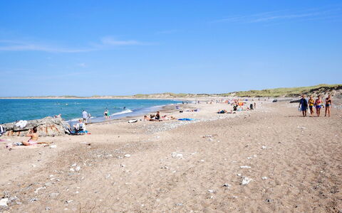 Majgull - 150M from the Sea: Maison, Domicile, Porte, Toit, Chalet, Biens, Jardin, Ombre, Siding, Cour