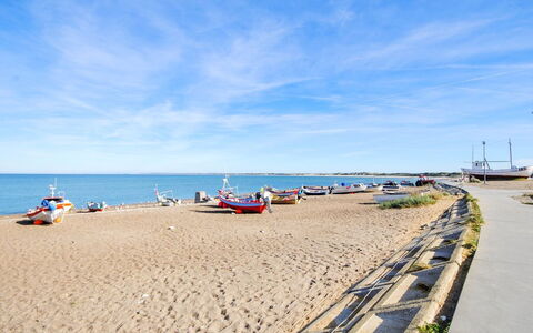 Majgull - 150M from the Sea: Maison, Domicile, Porte, Toit, Chalet, Biens, Jardin, Ombre, Siding, Cour