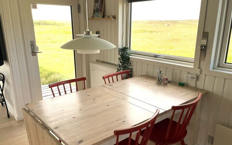 Carelle - 300M from the Sea: Meubles, Sol, Bois, Sol, Table, Design Intérieur, Table Cuisine Et Salle A Manger, Salle À Manger, Chaise, Tache De Bois