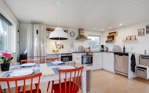 Carelle - 300M from the Sea: Cuisine, Design Intérieur, Meubles, Plafond, Bois, Luminaire, Comptoir, Éclairage, Pièce, Appareil De Cuisine