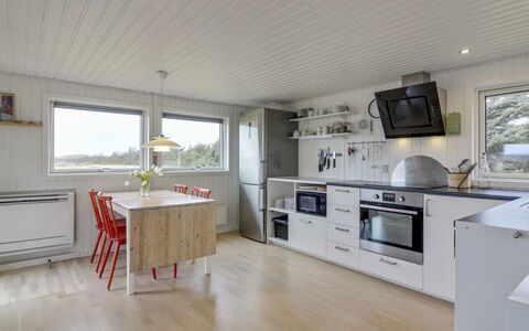 Carelle - 300M from the Sea: Bois, Plafond, Domicile, Cuisine, Dur, Comptoir, Tache De Bois, Planche, Parquet, Luminaire